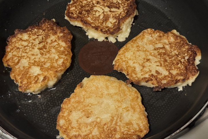 оладки на сковороді
