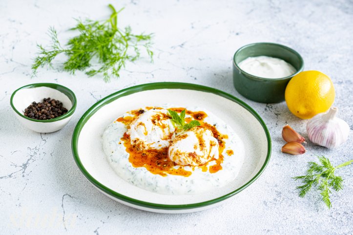 яйця пашот з йогуртовим та вершковим соусами