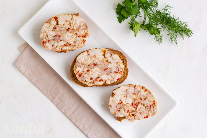 домашня куряча ковбаса зі спеціями та солодким перцем