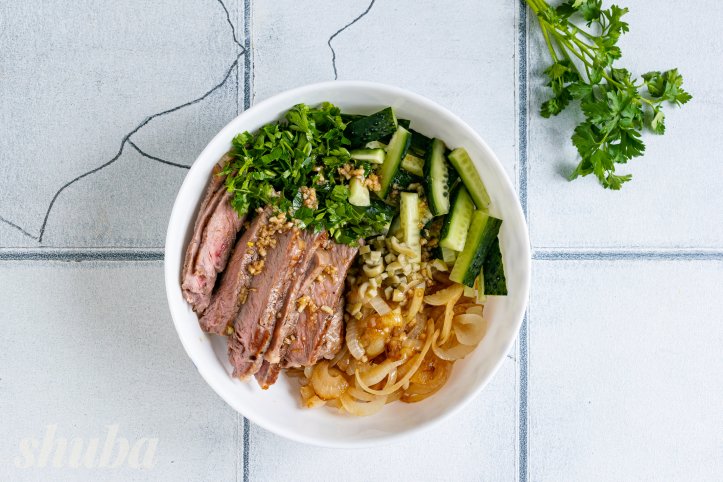 овочі, яловичина та соус