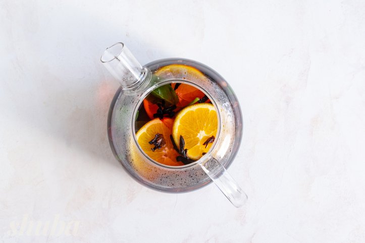 спеції, апельсин, мʼята та каркаде з водою