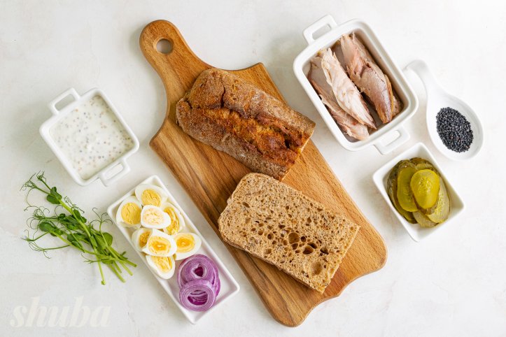 яйця, соус, огірок, цибуля, риба і багет