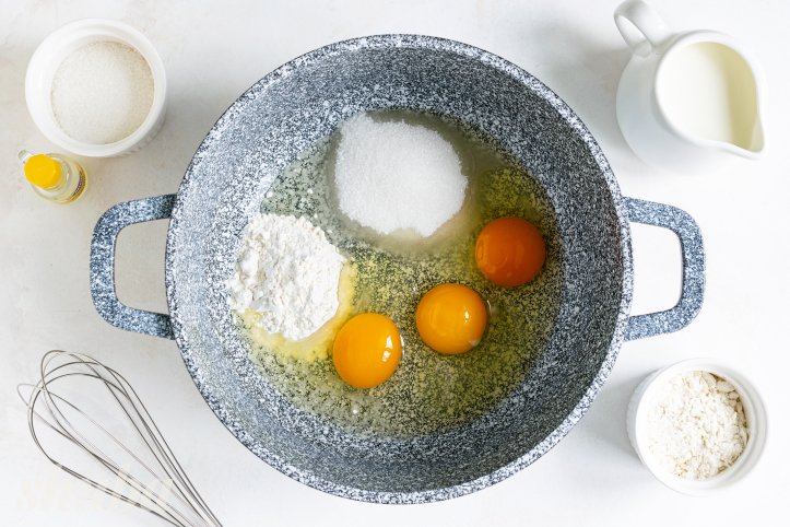 цукор, борошно, яйця та ваніль