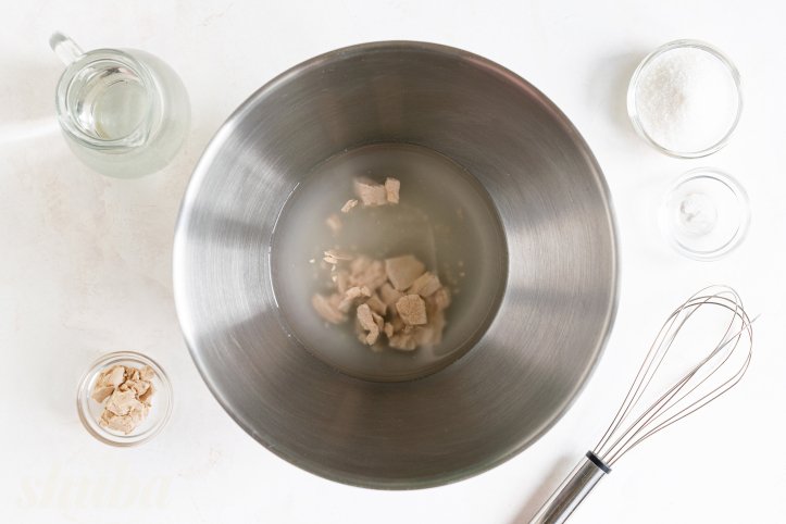 дріжджі, цукор і ванілін