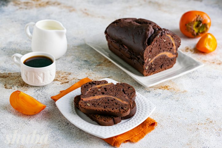 шоколадний кекс з хурмою та горіхами