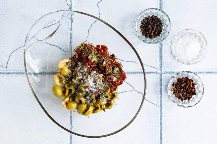 оливки, томати, часник, олія та сіль