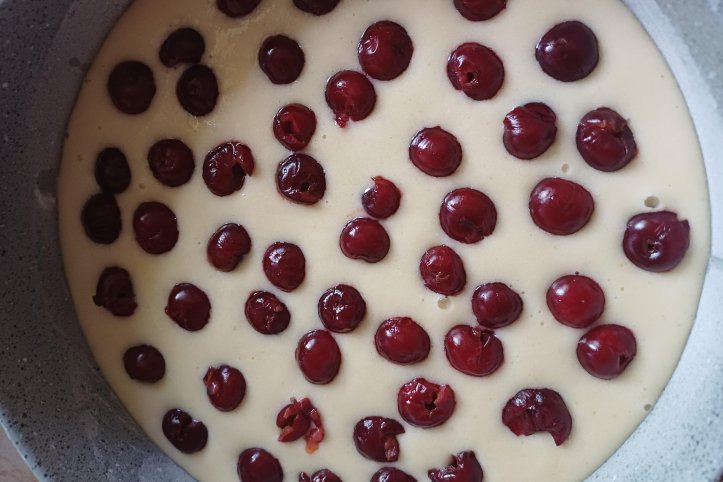 Тісто з вишнями