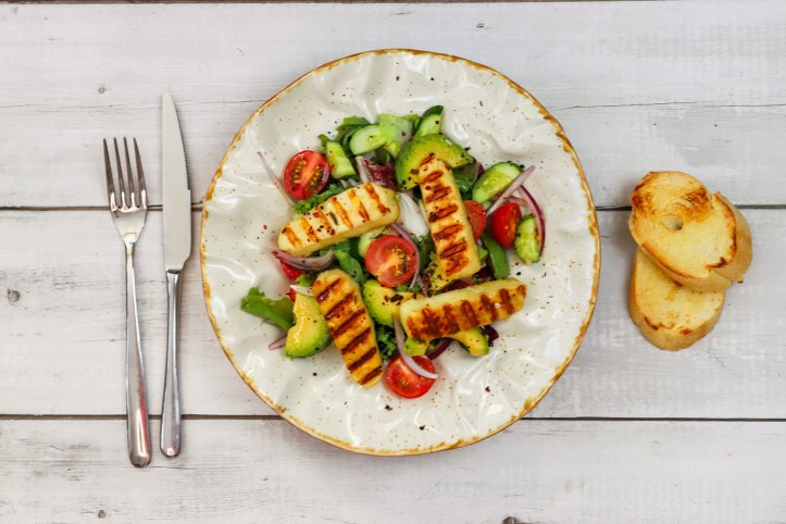 Салат із сиром халумі та овочами