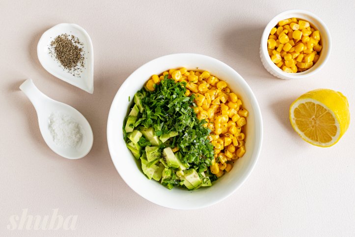 авокадо, кукурудза та зелень