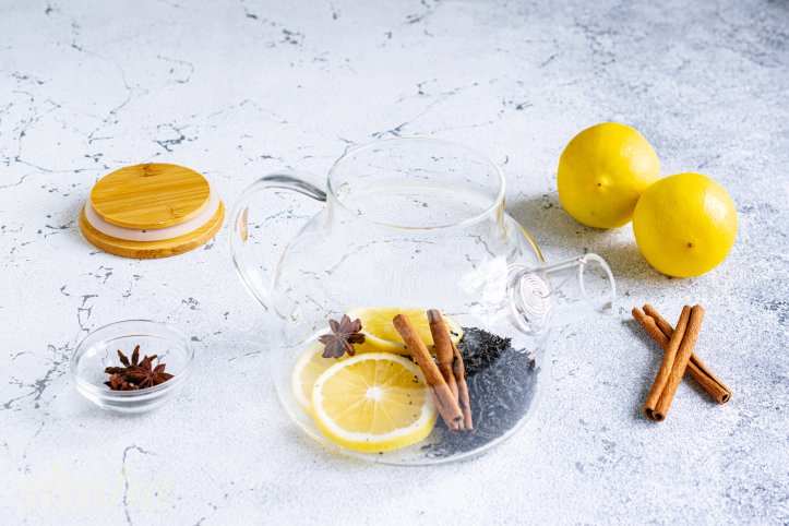 чорний чай, лимон та спеції