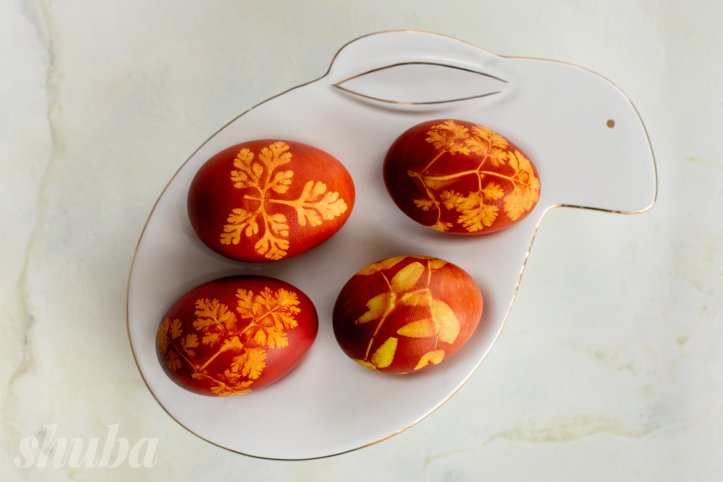 Крашанки із зеленню та цибулевим лушпинням