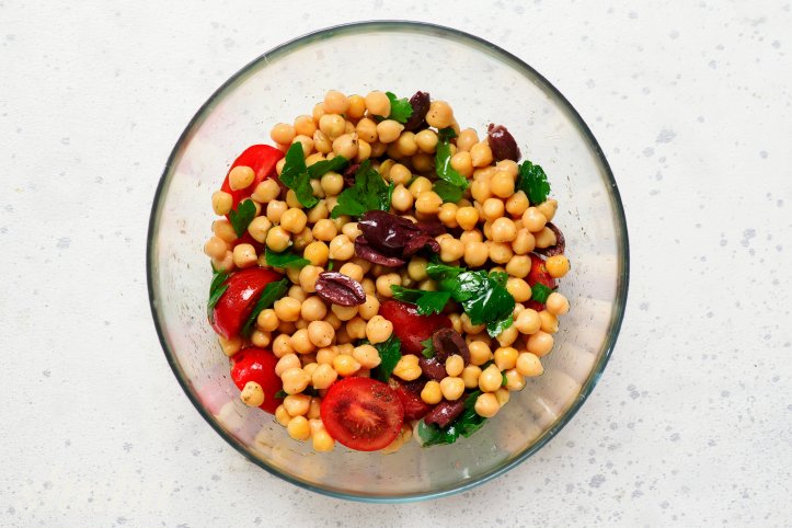 овочі зі спеціями та олією