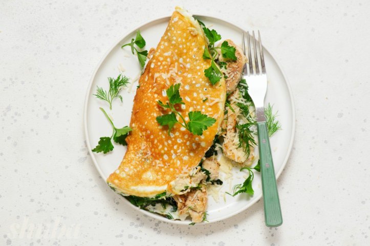 білковий омлет зі шпинатом та курячим філе