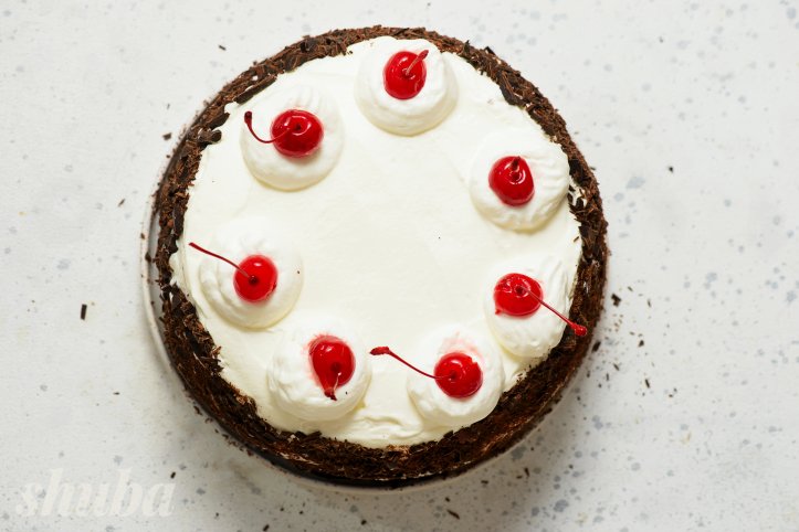 торт з вершками, стружкою та вишнями