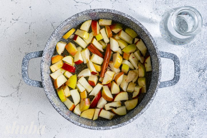 яблука, спеції та вода