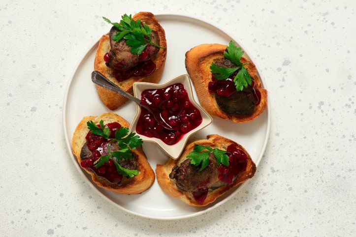 брускети з печінкою та соусом