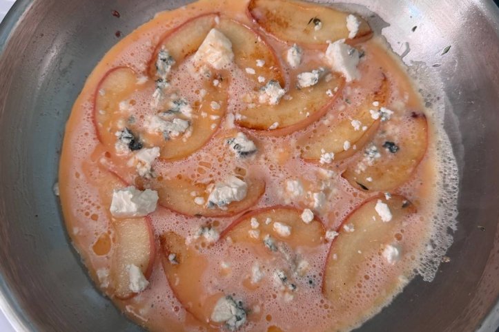Омлет з яблуками і сиром