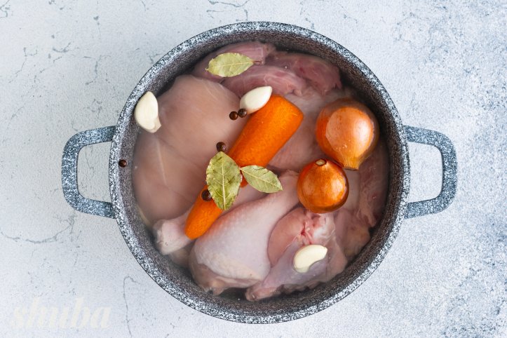 вода, овочі та спеції