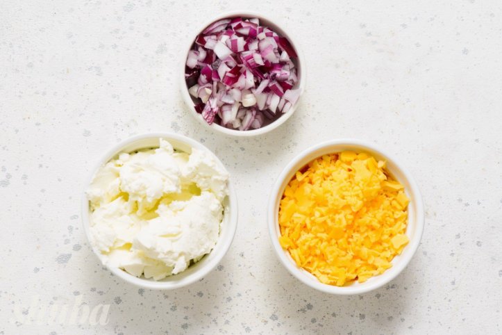 кисломолочний сир, чеддер та червона цибуля