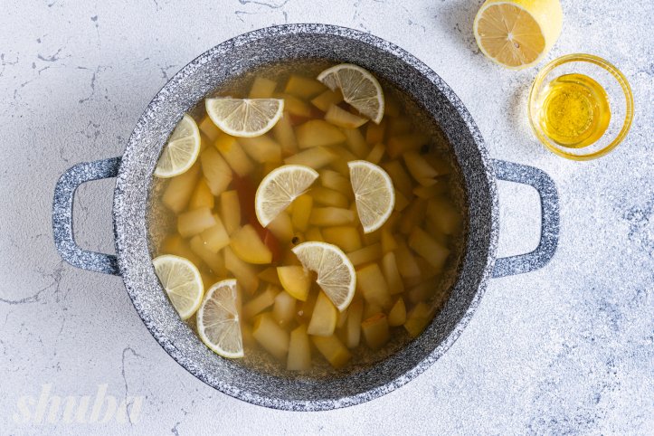 яблука, спеції, мед та лимон