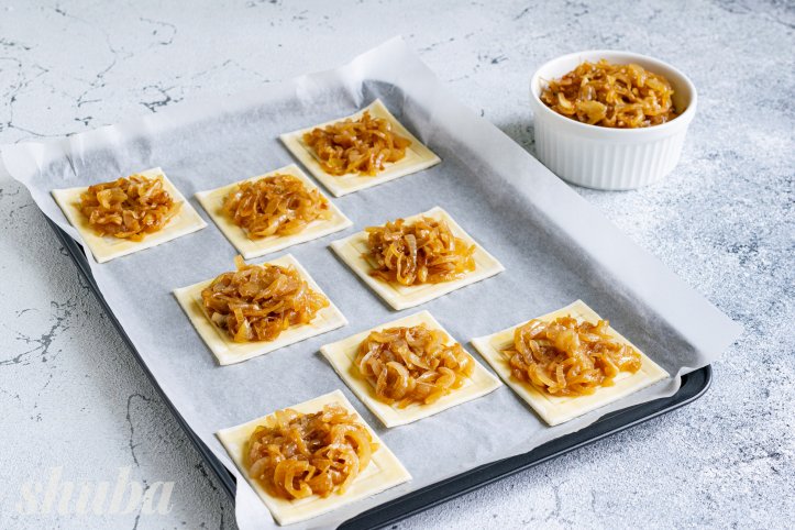 цибулеве чатні на тісті