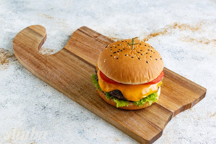 бургер з домашнім соусом