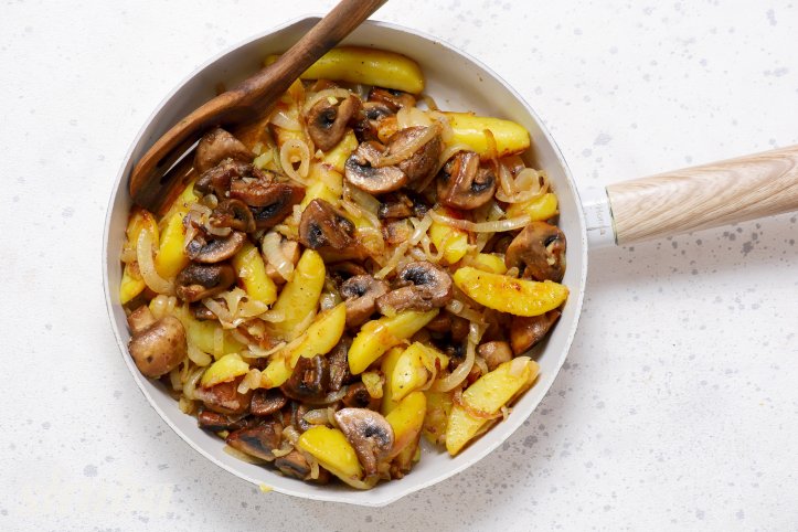 картопля з грибами та цибулею