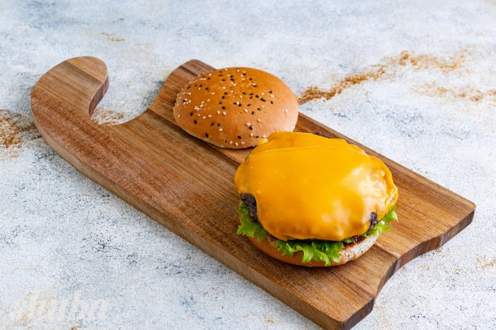 булочка з соусом, салатом та котлетою