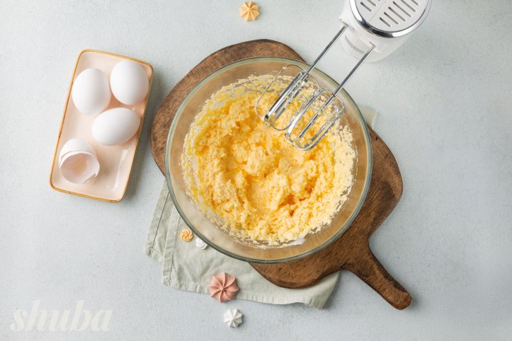 масло з цукром і яйцями