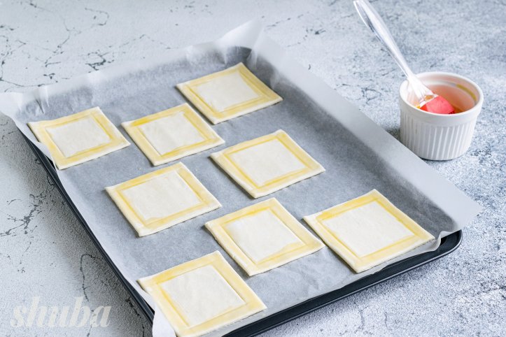 листкове тісто, змащене яйцем