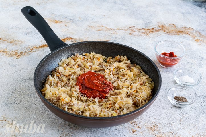 томатна паста, сіль та спеції