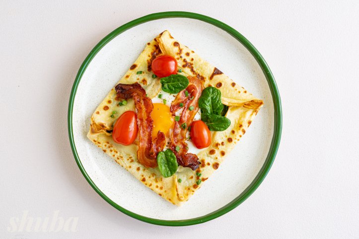 галета з яйцем і беконом