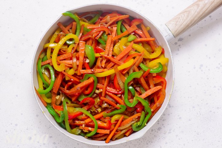 обсмажені перець, морква, цибуля та часник