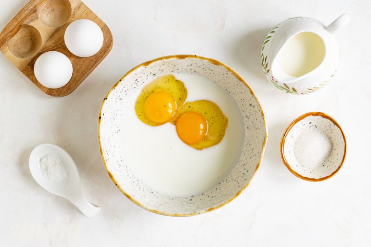 яйця, молоко, сіль та цукор