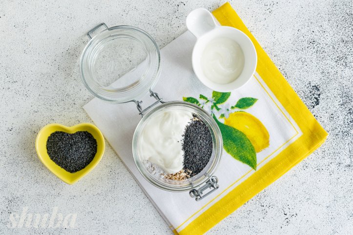 йогурт та мак у вівсянці