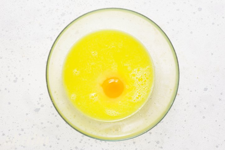 молоко, яйце, вершкове масло та цукор