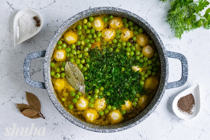 суп з зеленню та спеціями