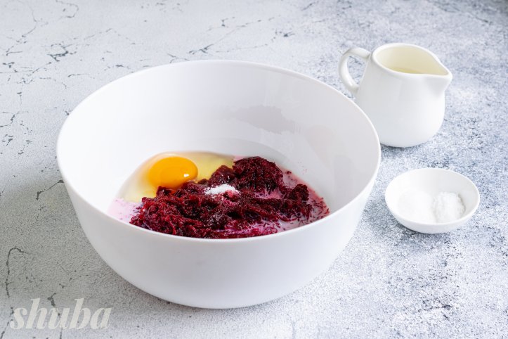 яйце, молоко, сіль та цукор з буряком