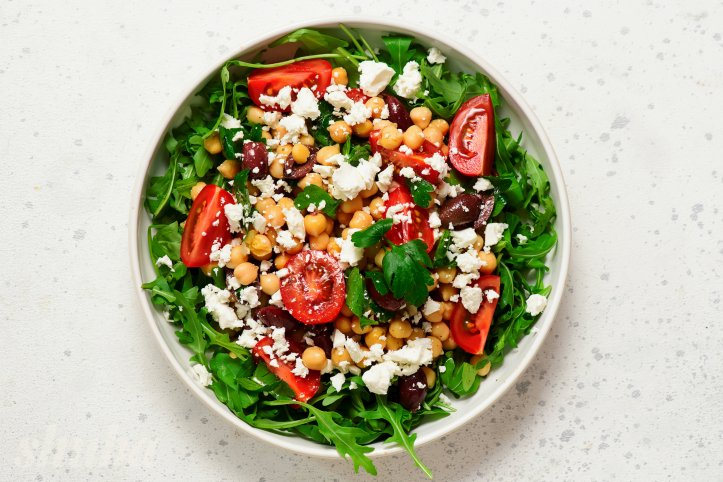 салат з нутом, фетою і руколою
