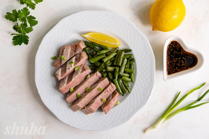 тунець з соусом та гарніром