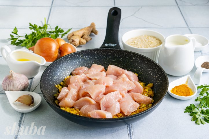 куряче філе з цибулею та часником
