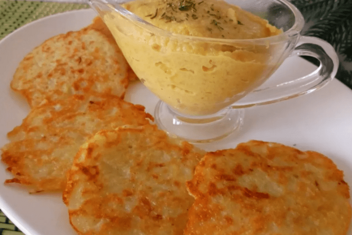 Деруни з яблучним соусом