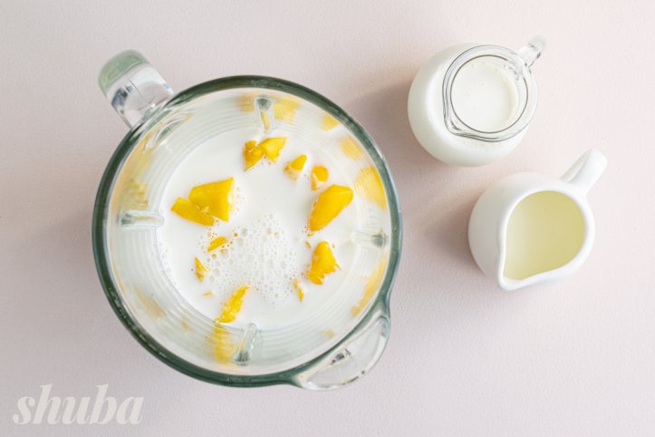 молоко, манго та йогурт