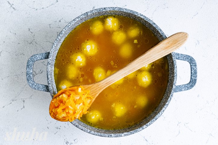 морква та цибуля в супі