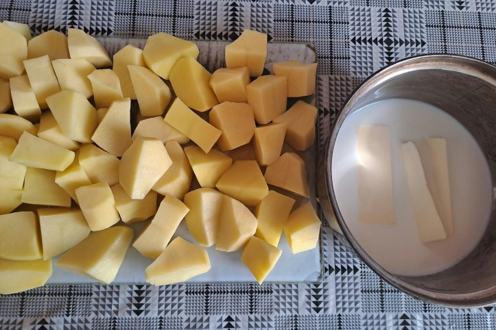 картопля та молоко з маслом