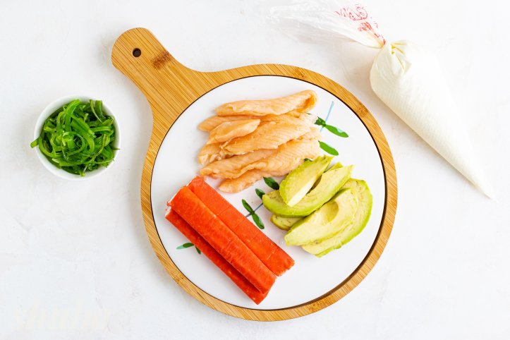 сир, лосось, крабові палички, авокадо та салат