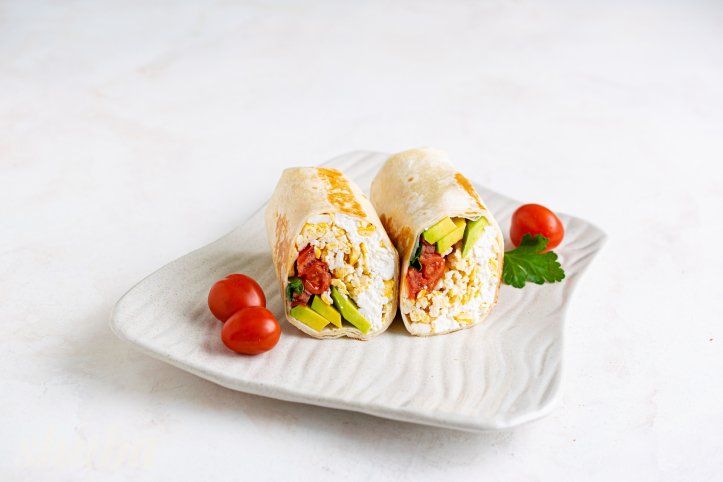 лаваш-рол із сиром, скремблом та авокадо