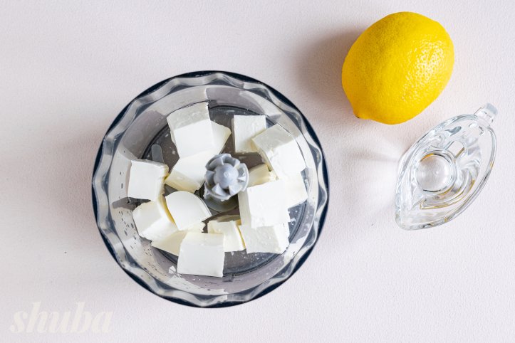 фета, лимонний сік і вода