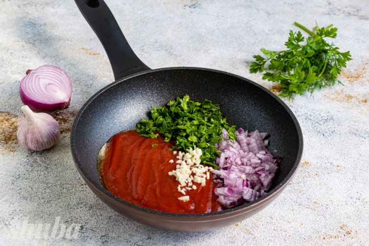 зелень, часник та кетчуп на пательні