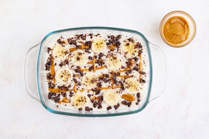 банан, арахісова паста та шоколад з йогуртом